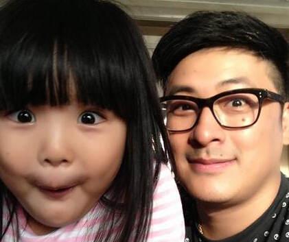 王岳伦希望王诗龄少吃点零食:真的担心她发胖”