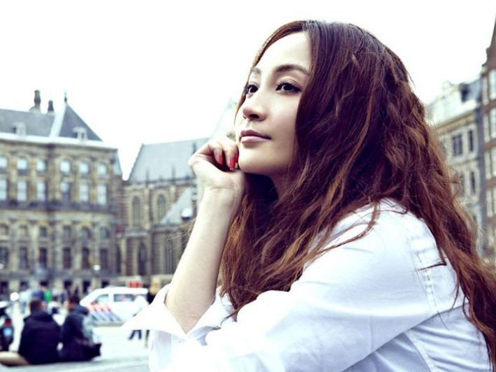 姚笛素妆异国写真曝光”