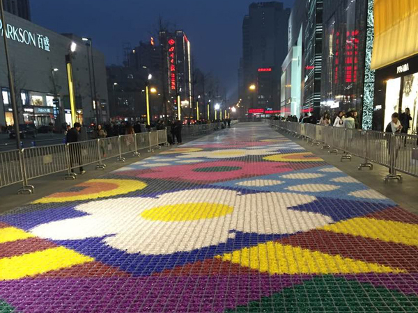 �ɶ�����·��180�׳�������ǹ�·��������Χ�ۡ�