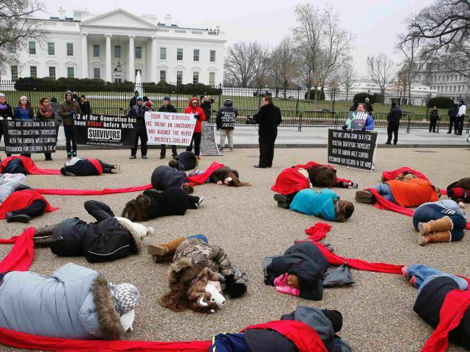美国民众白宫外横躺示威反对堕胎”