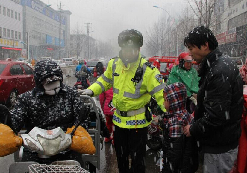 山东临沂等地区迎2015年首场降雪”