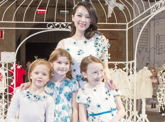 章子怡妆容淡雅仙气十足 跪地甜笑嘟嘴萌翻小朋友”