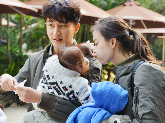 图:倪妮上演动物园版“猩倪“ 首当“猩妈“母爱泛滥”