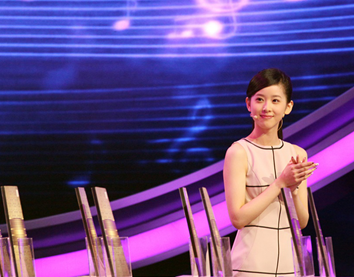 周董婚后亮相 《最强大脑》为奶茶妹妹弹《稻香》”