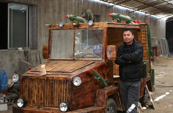 民间匠人打造木质汽车”