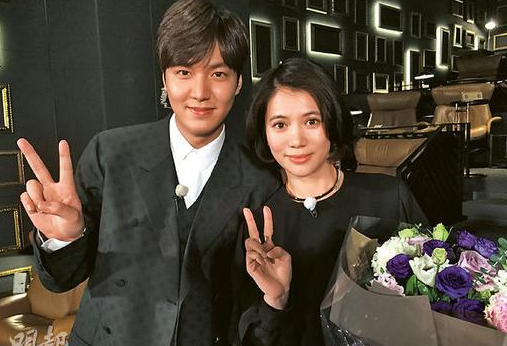 袁咏仪见李敏镐 合影时假装偷亲男神(图)”