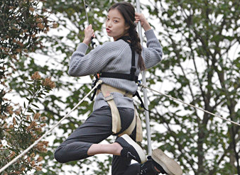 图:倪妮恐高吊威亚 被队友整蛊惊声尖叫喊救命”