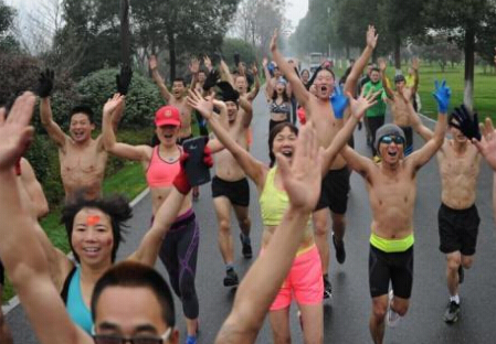 长沙举办“光猪跑“比赛 市民低温中狂奔”