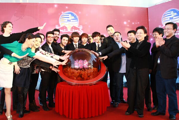 2015环球春晚曝超强国际阵容 西城男孩EXO等相聚北京全球大联欢”