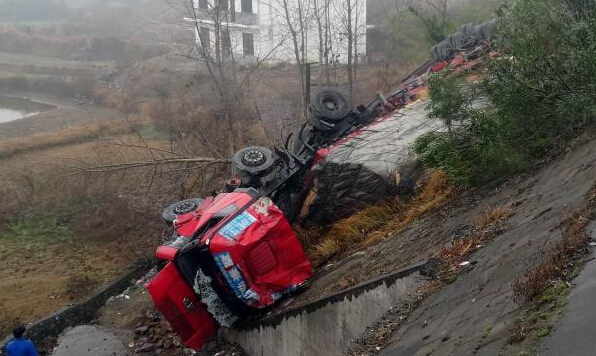 沪昆高速小车违法变道 致大货车仰翻路外”