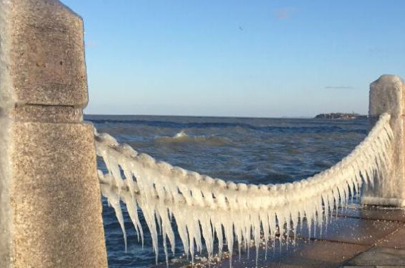 烟台滨海广场现冰凌壮观 绵延千米晶莹剔透”