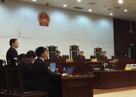 “杭州7·5公交纵火案”庭审 被告人躺病床上出庭”