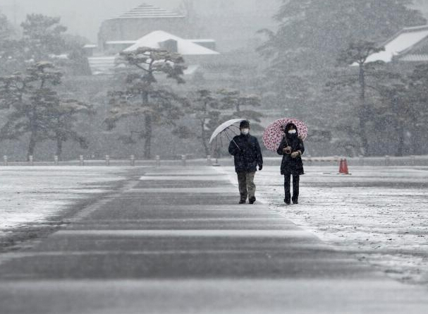 日本出现大范围降雪 数十趟航班取消”