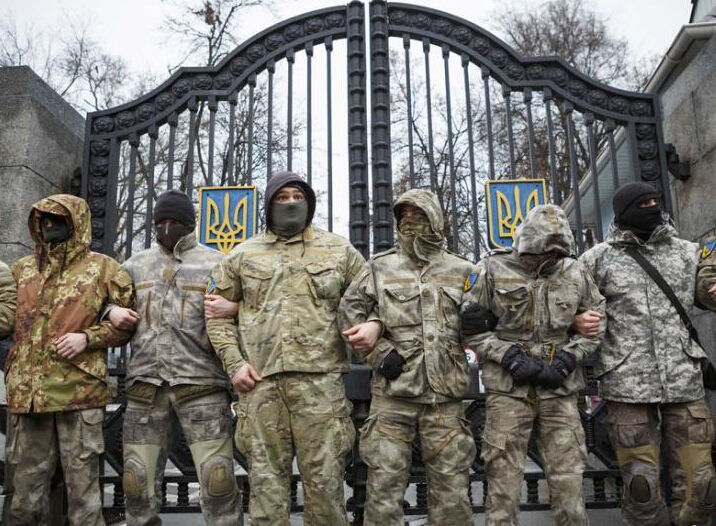 乌克兰艾达营士兵手挽手围堵国防部 抗议将被解散”