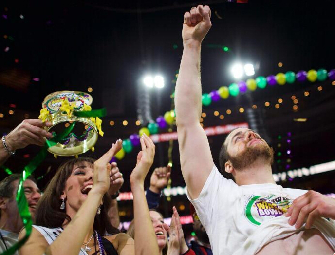 美国举办吃鸡翅大赛 芝加哥男子吃掉444只鸡翅夺冠”