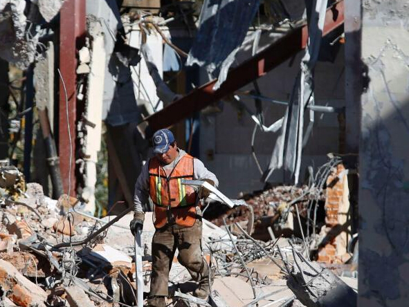 墨西哥瓦斯车爆炸摧毁医院 消防人员清理现场”