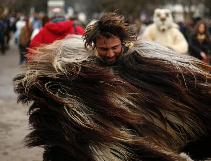保加利亚民众扮“长毛怪”跳舞 庆祝传统节日”