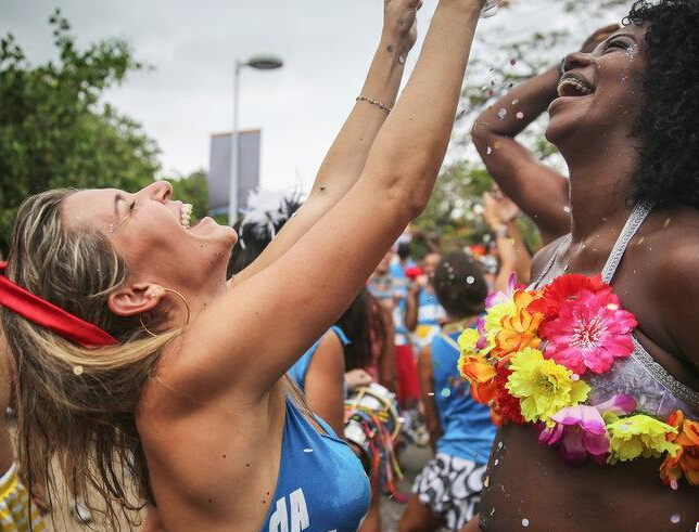 巴西狂欢节将至 民众提前引爆节日气氛”