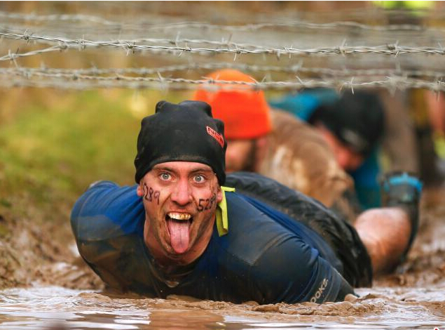 英国数千人参加硬汉比赛 赴汤蹈火挑战极限”