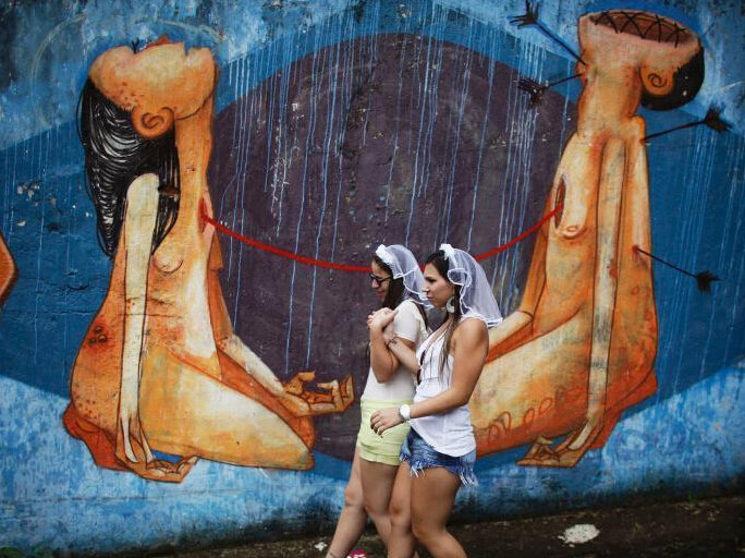 巴西举行年度街区派对 主题为“嫁给我””