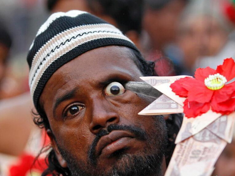 印度民众重口味过节方式 自戳眼珠钢针穿舌”