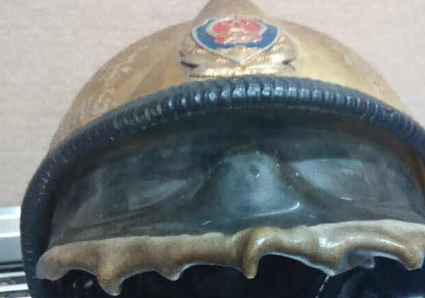 救火3天3夜 消防员头盔被烤化!”