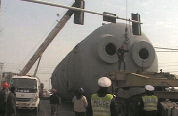 南京百吨“庞然大物”通行难 一路拆信号灯让路”