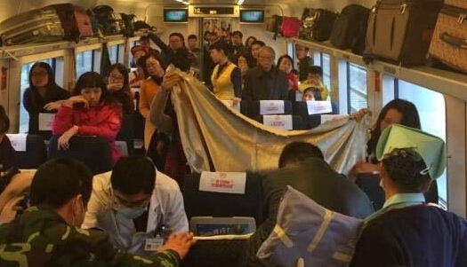 孕妇动车内临产 列车员用布围起“临时产房””