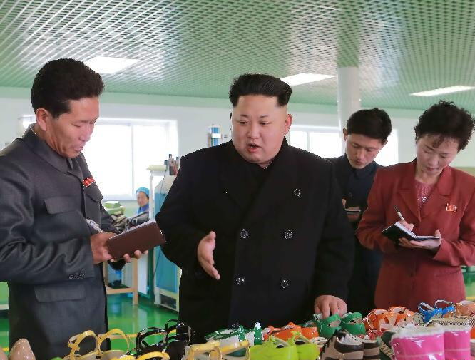 金正恩视察元山皮鞋厂”