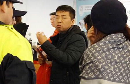 ��½Ů�ο���̨�屻������� ��һ���ӻ�ȭŹ��