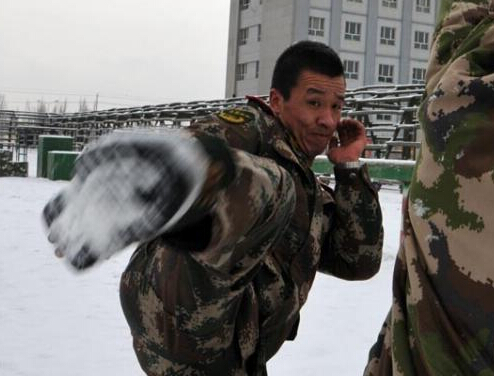 �½��߷��ٱ���ѩ��ĥ��ս����־��