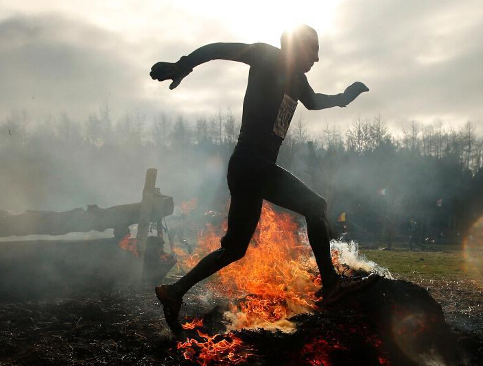 Ӣ��Ӳ������ǧ�˲μӳ���׳�ۡ�