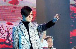 丁克森为爱发声 献唱首届公益春晚”