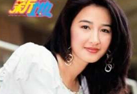 50岁关咏荷素颜逛街 戴眼镜清纯如少女”