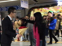 女子因不化妆遭男友嫌弃后当街分手(图)”