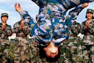 驻港部队95后女兵功夫了得:玩空翻耍棍棒”