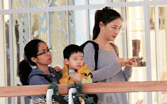 应采儿带儿子逛商场小春子酷似陈小春跟妈耍赖”