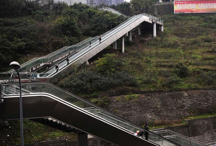 重庆土坡上建自动扶梯 便于市民出行”