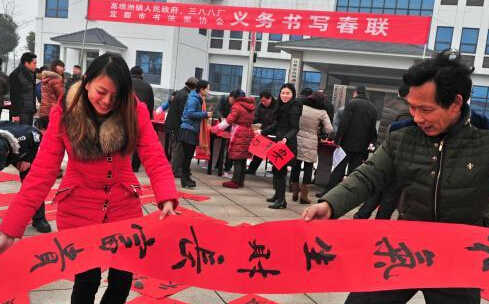 湖北宜都书法家连续12年义务为群众写春联”