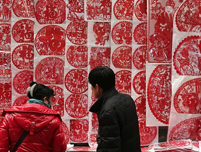 春节临近 太原民众年货市场选购饰品”