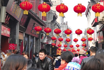 济南老街高挂“24字核心价值观”灯笼迎新年”