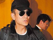 ���»��͵������Ƶ���Χ��һ·�������������ݡ�