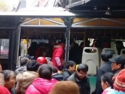 �������ݹ�������һͷ��ײ���ؽֵ��̡�