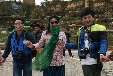 彝寨春风迎客来”