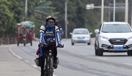 广西打工小伙骑自行车返乡”