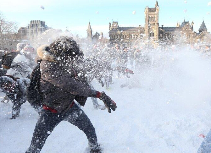 ���׶��ѧ����ѩ���ս ���������˲μӡ�