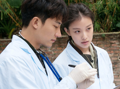 倪妮黄轩上演八戒背媳妇 当兽医给小象体检乐翻天”