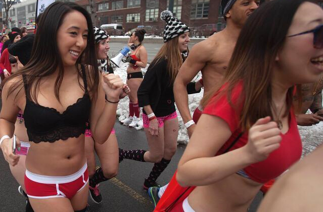 纽约举行丘比特内衣跑 美女半裸街头狂奔”