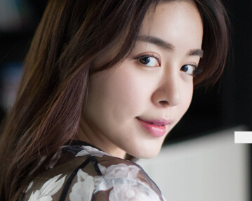 赵多娜曝光最新写真 温婉恬静展现独特魅力(图)”