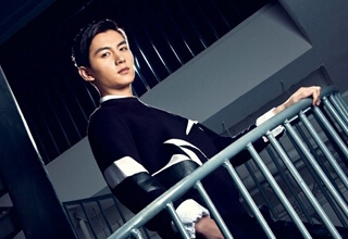 陈晓新春登封面霸气帅酷:做个安静的美男子(图)”